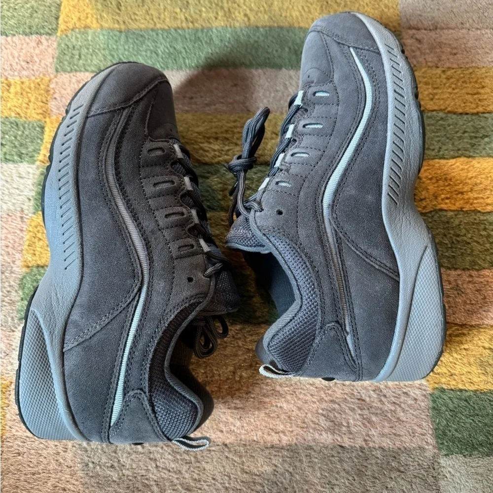 New in box Easy Spirit Women's Romy Suede Walking Shoe size 8M wide